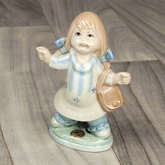 Mirete Porcelain Figurine Girl Yelling Playing Dress Up 4" Made In Spain - Picture 12 of 13